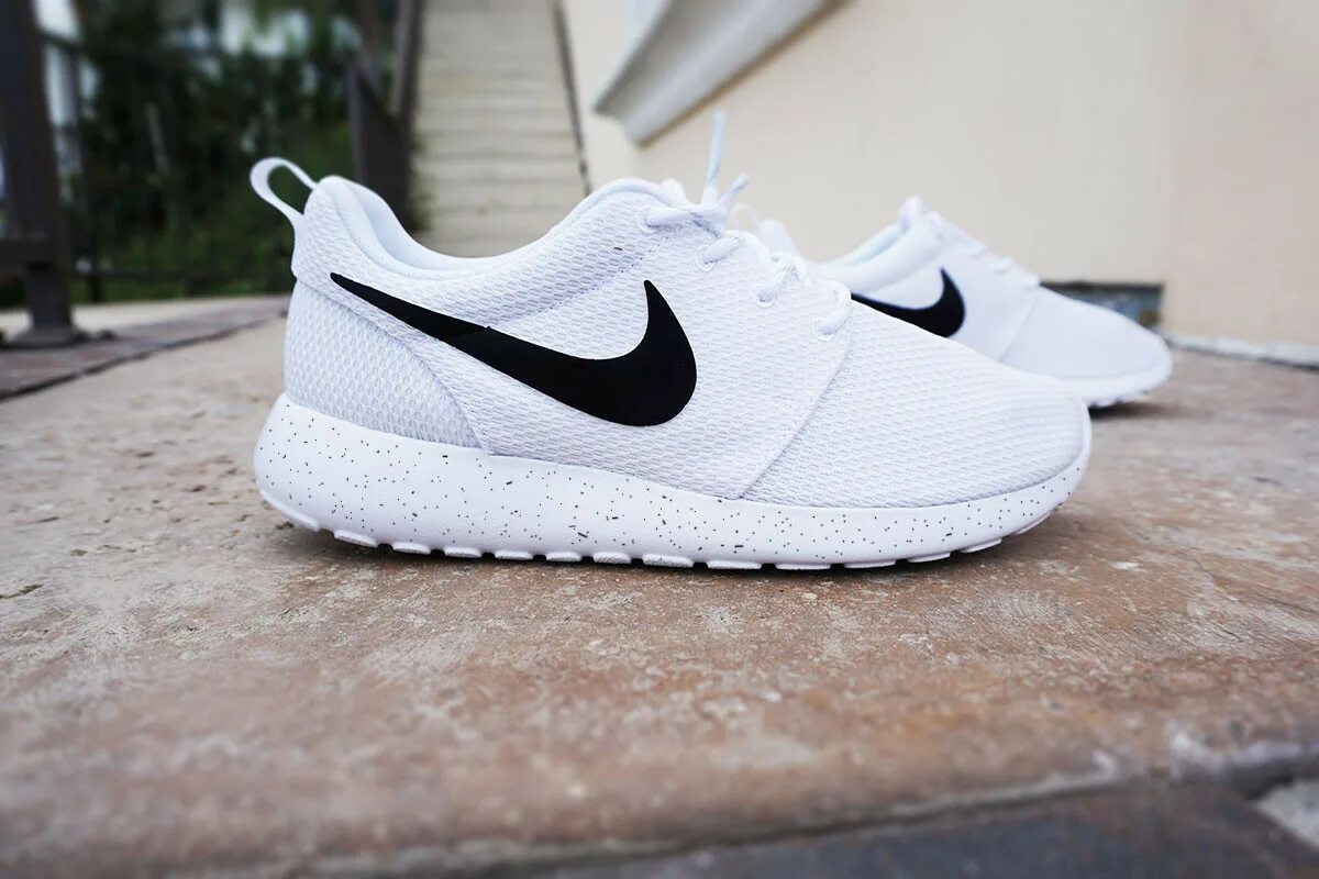 Какие найки лучше. Nike Roshe Run белые. Nike Black and Swoosh White. Nike Roshe Metric White. Nike кроссовки Nike Swoosh.