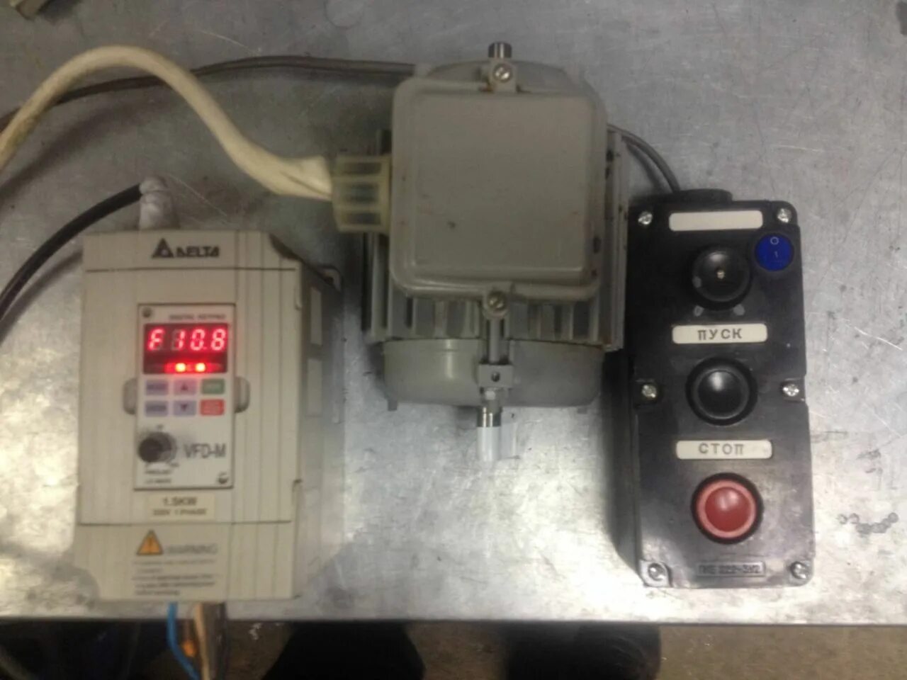 управляемые частотники. управляемые частотники. схема управления 2 насосами с одним частотником. блок управления частотным преобразователем. частотник для трехфазного электродвигателя схема подключения.