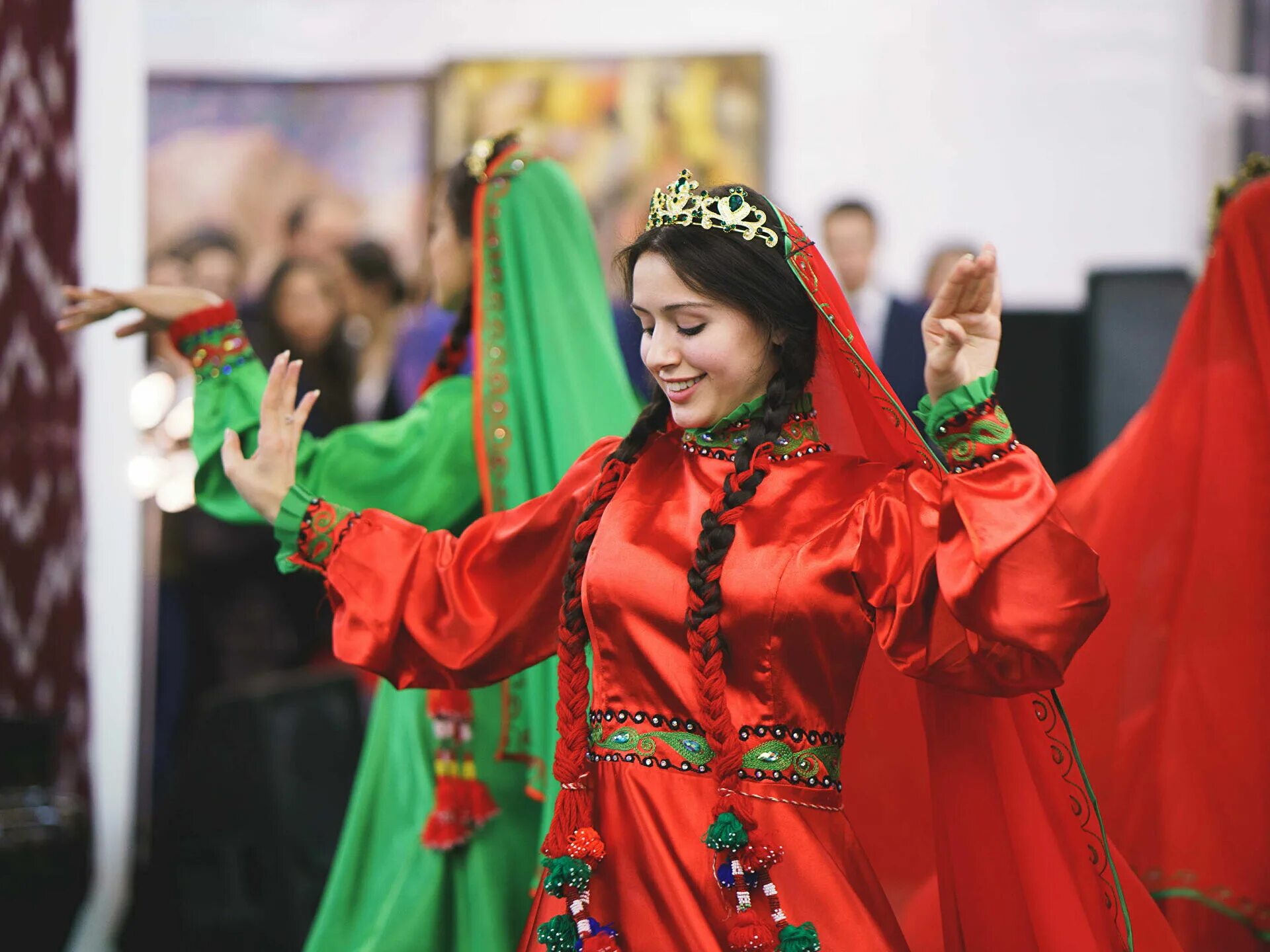 Народы россии таджики. Культура Таджикистана Навруз. Навруз на памире. Таджикский культурный центр Навруз. Национальный костюм таджиков Навруз.