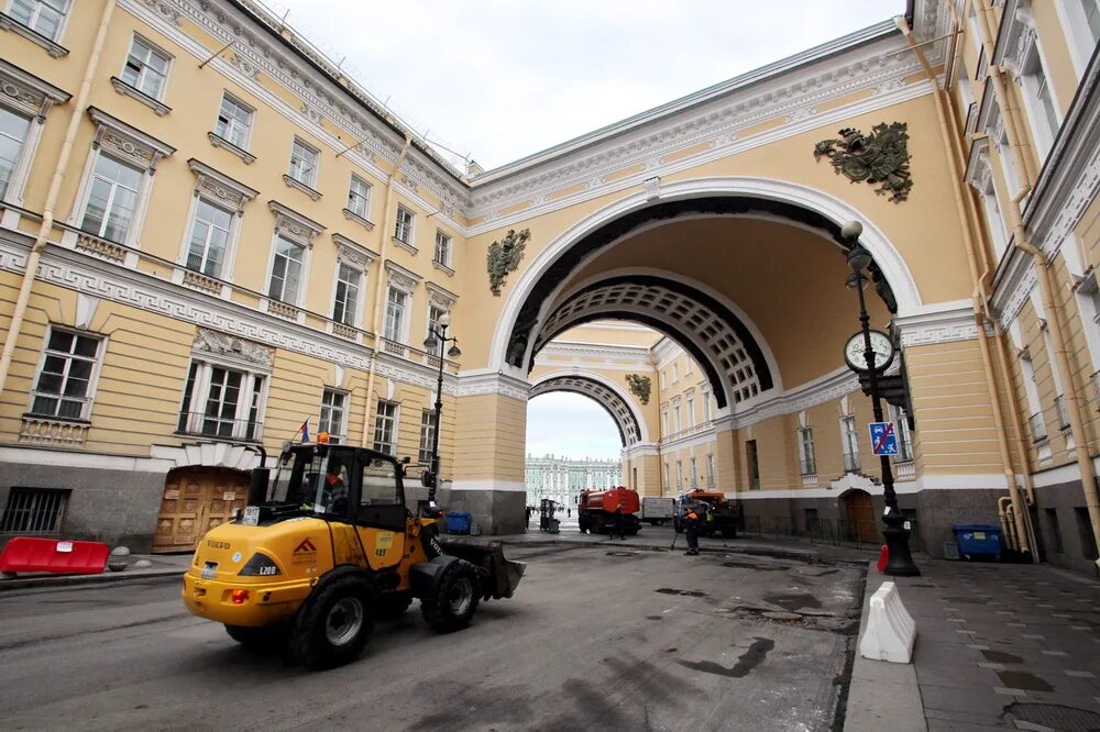 Арка переход. Благоустройство Петербурга. Арка главного штаба двор. Большая морская улица арка. Большая морская рядом с аркой.