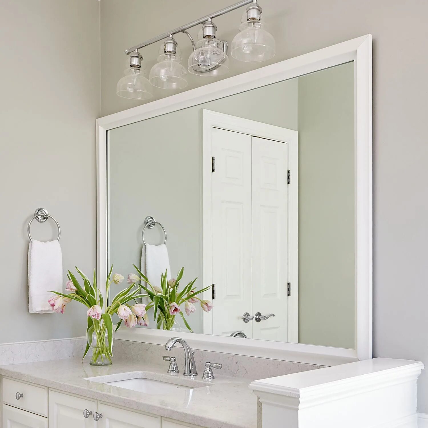 Зеркала в ванную белые. Зеркало в раме в ванную комнату. Ванна с большим зеркалом. Зеркало в белой раме в ванную. Тумба для ванной с зеркалом.