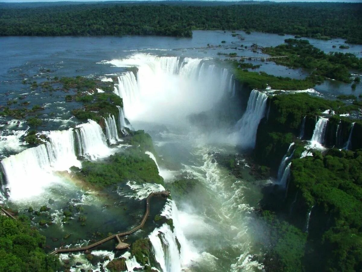 Водопады Игуасу Аргентина. Глотка дьявола водопад Игуасу. Аргентина Игуасу и глотка дьявола. Водопады Игуасу Аргентина горло дьявола. Бразилия природный мир