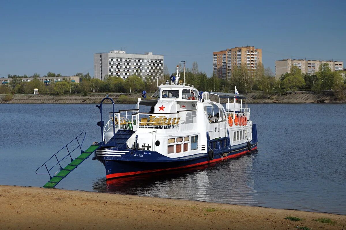 Причал волга 2. Теплоход большая Волга. Пристань большая Волга Дубна. Причал большая Волга. Дубна Московская область красивые места теплоход.