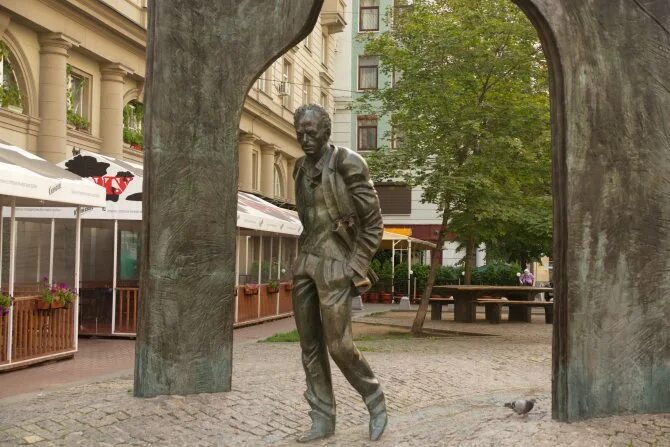 Памятник булату окуджаве на арбате. Памятник булату окуджаве в москве. Памятник окуджаве на арбате. Памятник окуджаве на арбате. Памятники булату окуджаве в москве.