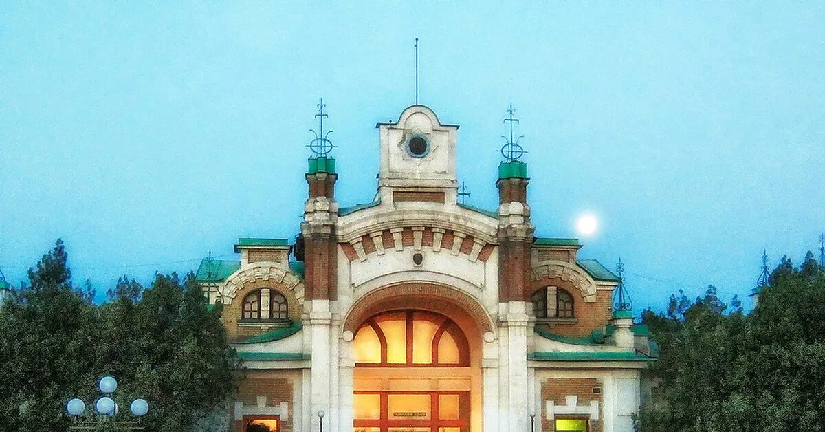 Туркестан улицы. Железная дорога в туркестане. Вокзал туркестан. Туркестан вокзал. Начальники жд вокзала туркестанского.