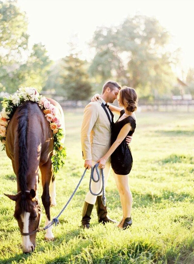 Мужчина лошадь в браке. Фотосессия пары с лошадьми. Лав стори с лошадьми. Love story с лошадьми. Парная фотосессия с лошадьми.