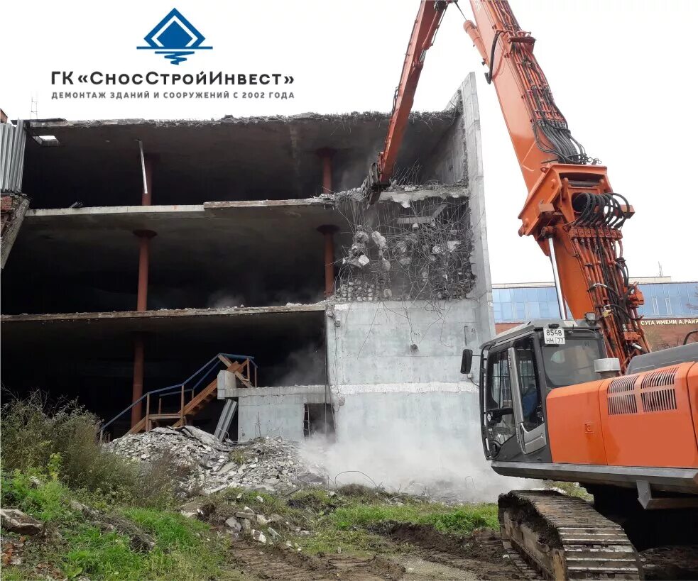 Самострой на участке. Разборка аварийных зданий. Снос здания. Демонтаж зданий. Мусор на стройке.