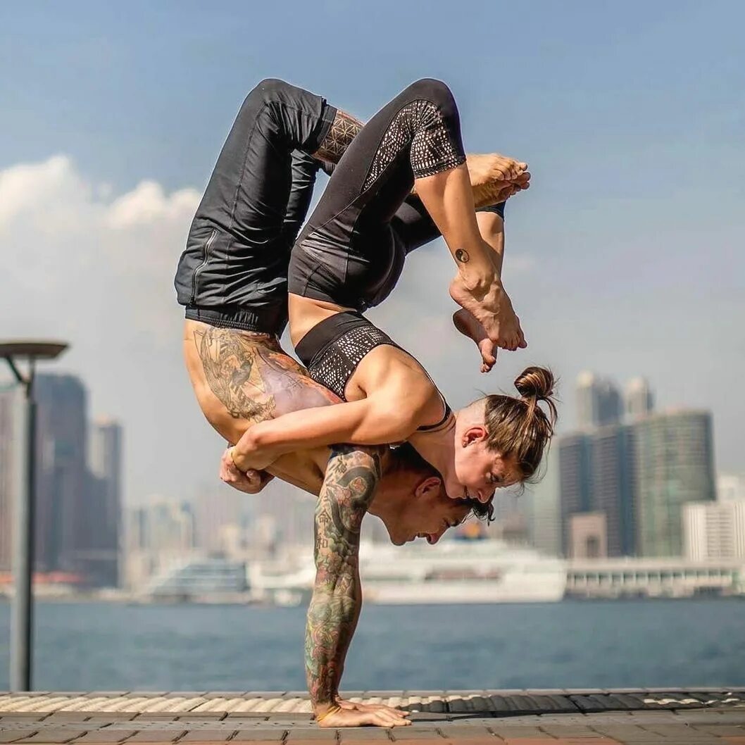 Выпады ногами вперед. Ребенок идет вперед. Лили паттерсон шпагат. Кадры из фильма предложение с сандрой баллок. Стоит на месте вместе с.