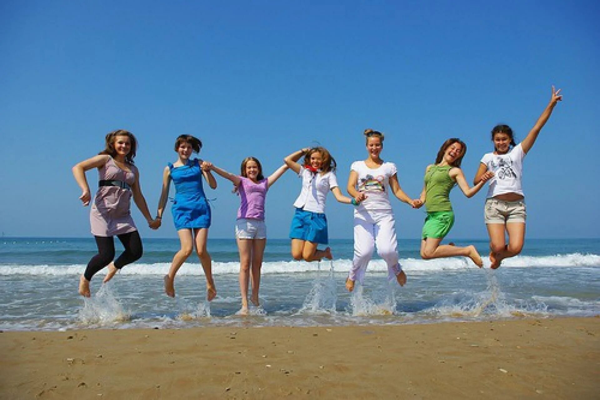 Отдых дети 11. Детский лагерь. В лагере на пляже. Море кемп лагерь. Купаются в лагере.