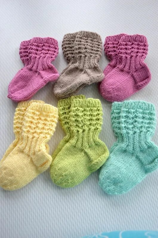 Носочки на 7 месяцев. Красивые носочки на малыша. Детские вязаные носочки. Вязаные носки для малышей. Вязаные носочки для младенцев.
