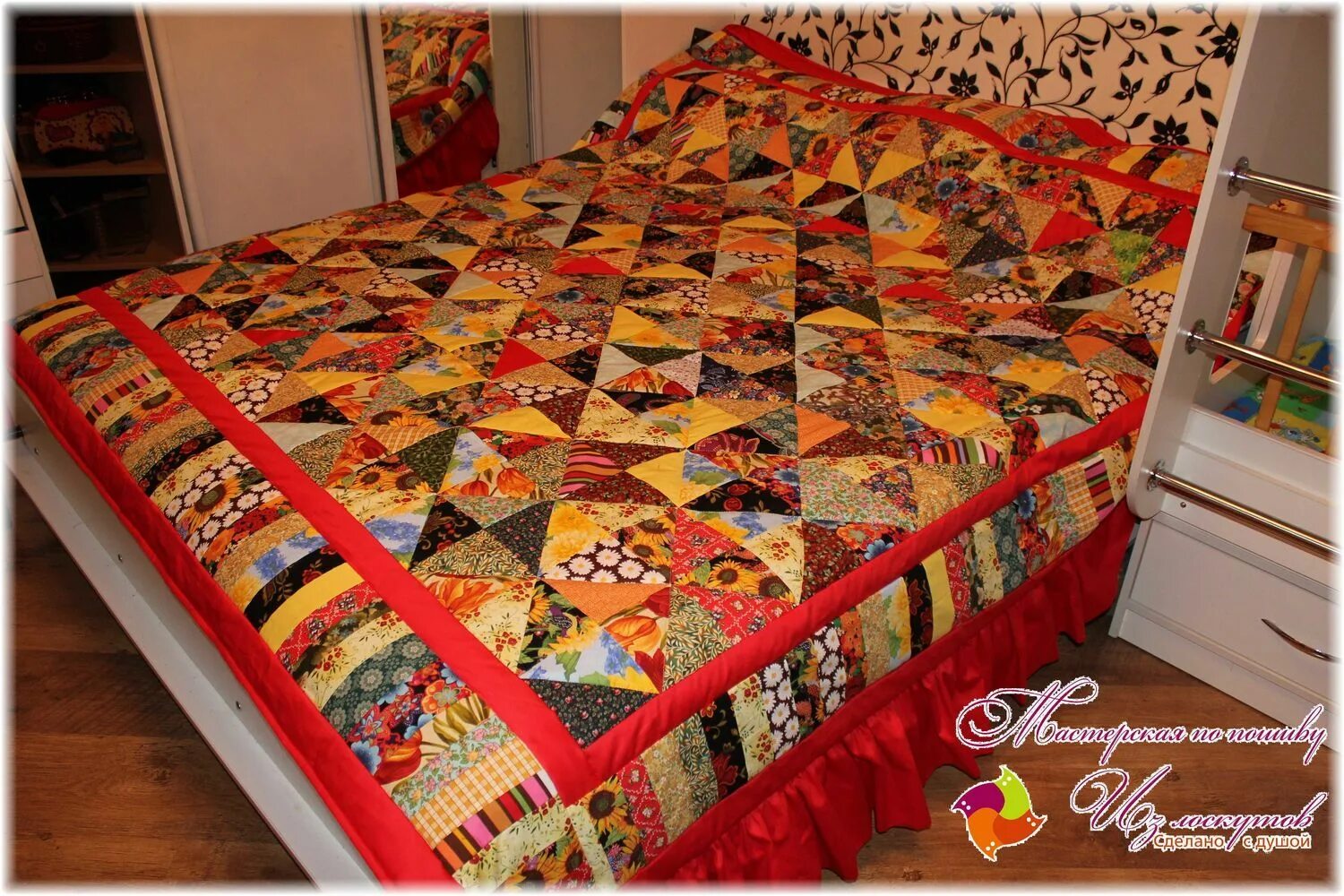Покрывало на кровать из лоскутков своими руками. Оригинальное покрывало своими руками. Лоскутное одеяло. Пэчворк покрывало. Покрывало из обивочной ткани.