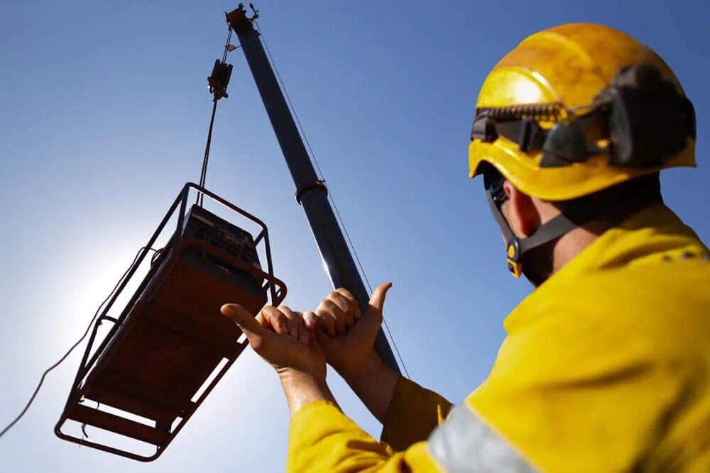 Rigger. Rigger crane operator. yellow rigger. banksman slinger команды крановщику.