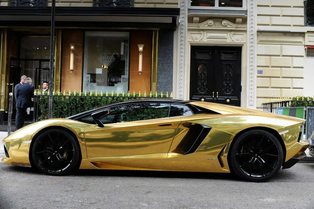 Машины автомобили дорогие. Lamborghini Aventador lp700-4 Золотая. Золотой Lamborghini авентадор. Ламборджини авентадор Золотая Дубай. Ламборгини авентадор шейха Золотая.