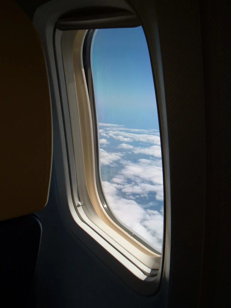 Иллюминатор Боинг 737. Окно самолета. Иллюминатор самолета. Окно иллюминатора. Шторки иллюминаторов