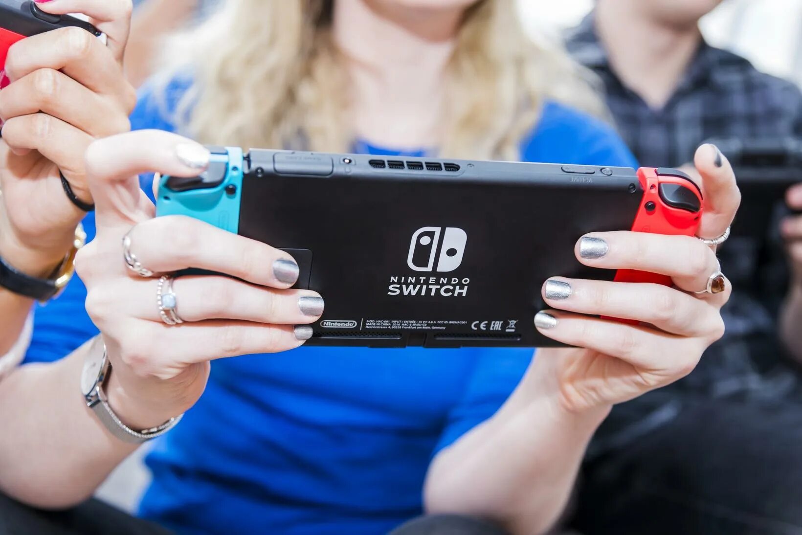 Switch roms. Nintendo switch. nintendo switch nintendo. nintendo switch playing. нинтендо свитч в руках.
