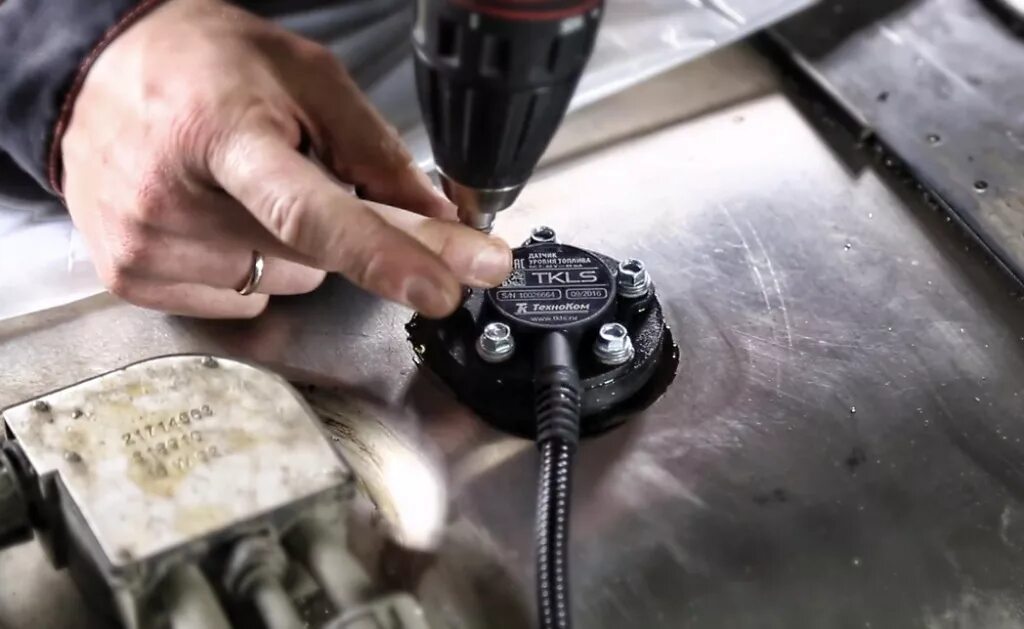 Датчик контроля топлива глонасс. Емкостной датчик уровня топлива. Ral 3078 датчик уровня топлива мотоцикла racer ranger. Датчик уровня топлива эталон. Провод датчика уровня омывайки поло.