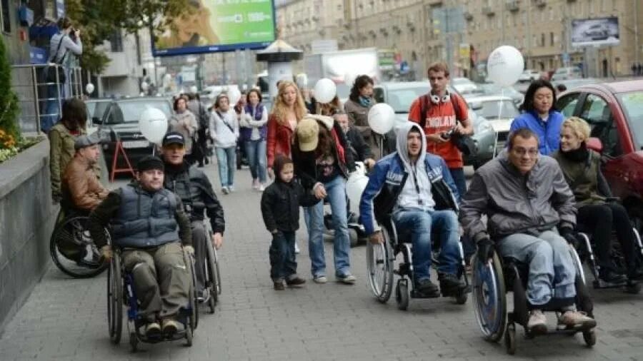 Коляска для инвалидов. Толпа инвалидов. Много инвалидов. Инвалид на улице. Инвалид группа украина