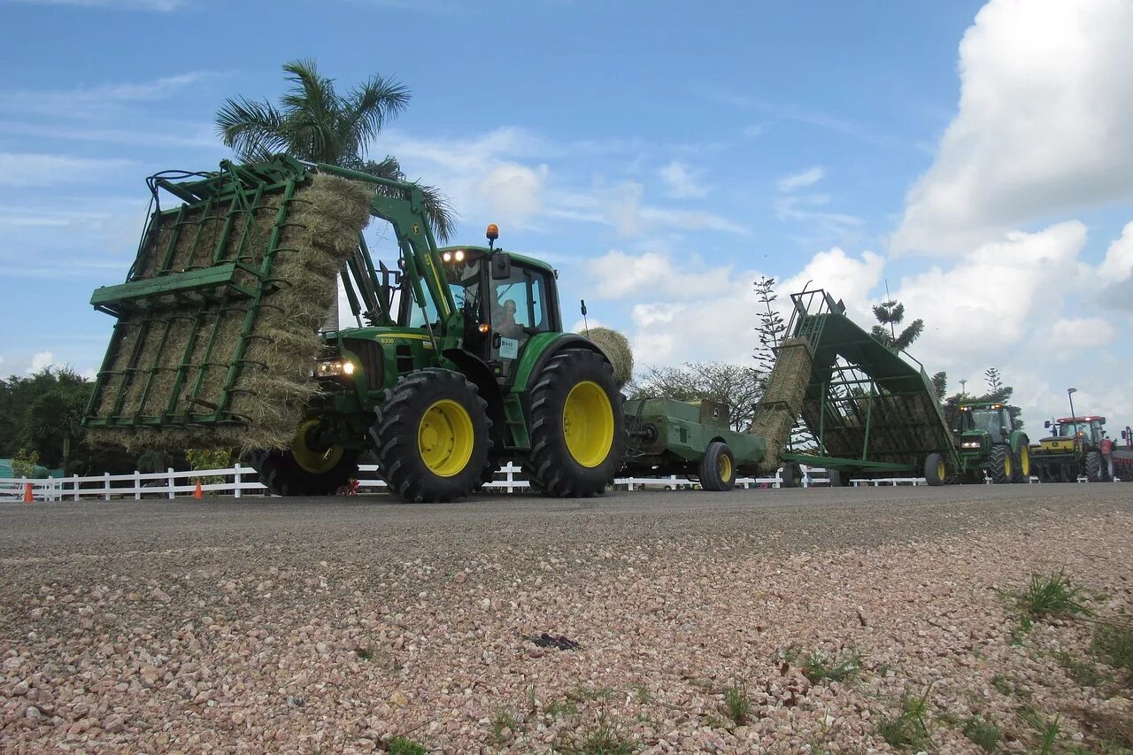 Погрузчики сена. John Deere Baler 330. Джон Дир 4830. Джон Дир 210. Тюки Джон Дир фото.