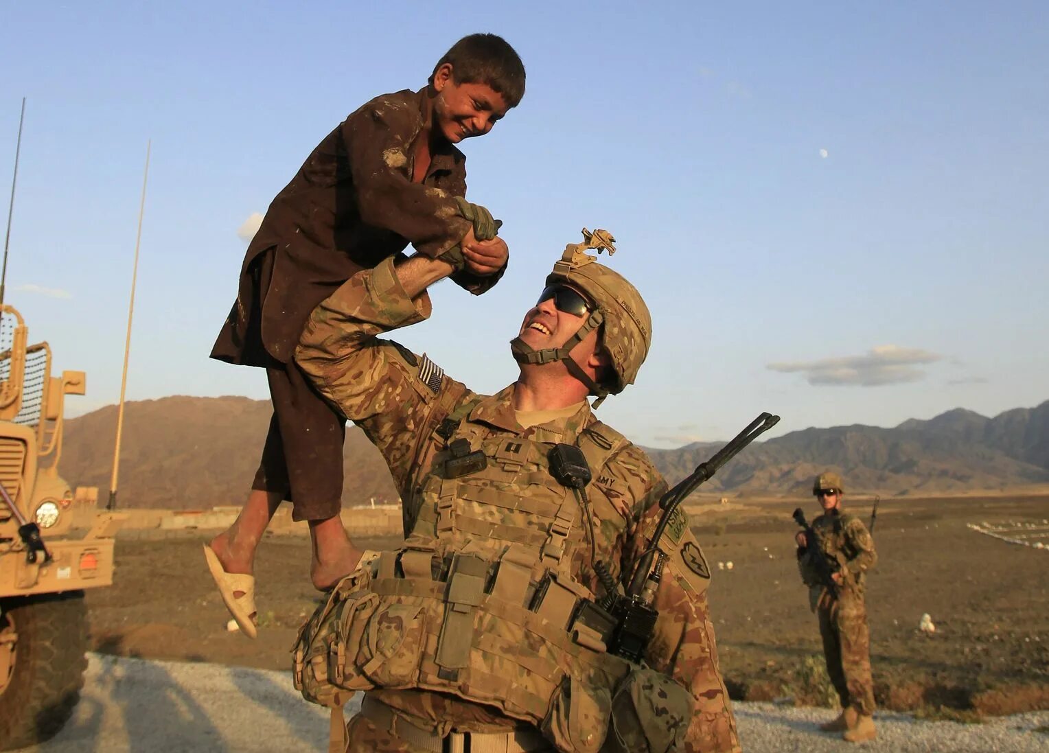 Нато пугало. Американские солдаты в Афганистане. Американский солдат. Американские военные и афганские дети. Русские солдаты в Афганистане.