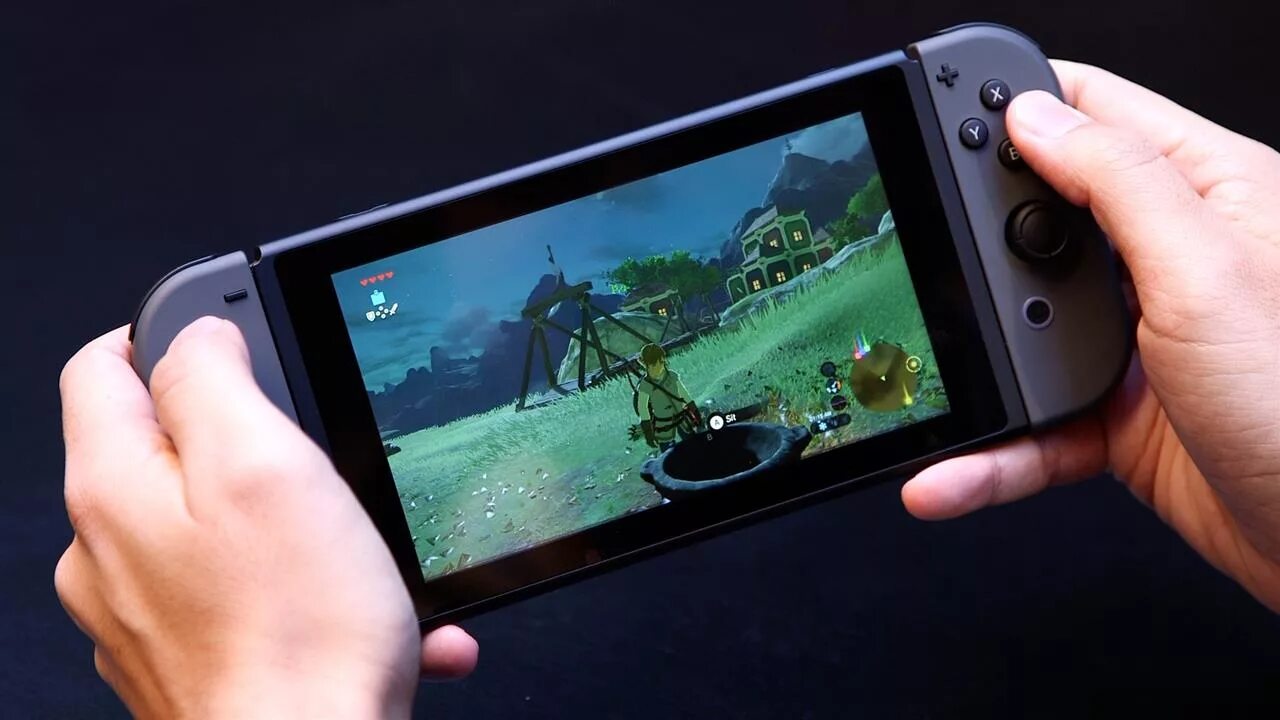 Nintendo switch сравнение. Нинтендо свитч в портативе. Нинтендо свитч в руках. Нинтендо свитч Лайт в руках. Нинтендо свитч 2 экрана.