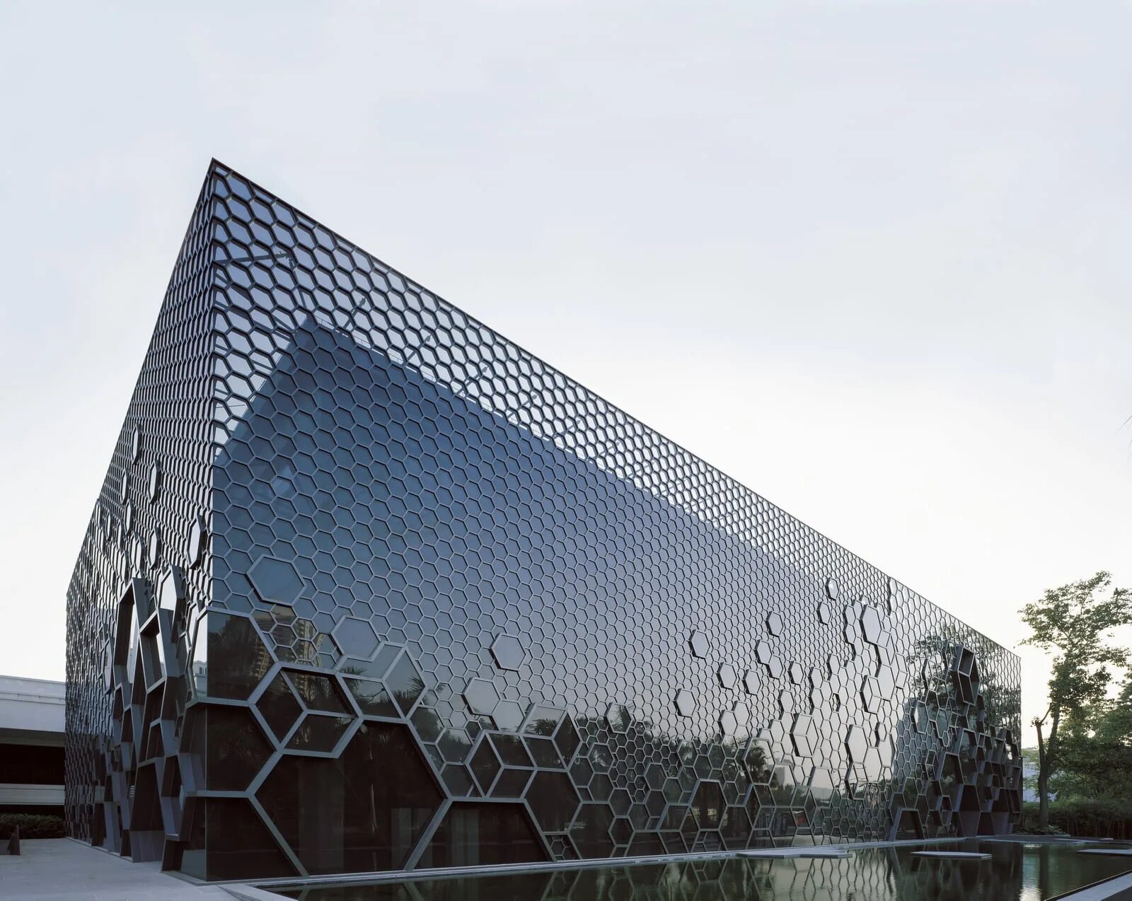 Здание сетка. Металлическая сетка на фасаде. Сетка фасадная ренделл. Креативные сетки на фасаде. Здание сетка.