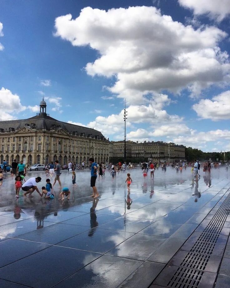 Набережная вольтера париж. Жара во франции сейчас. Мост на воде. Река сена в париже. Франция с водой.