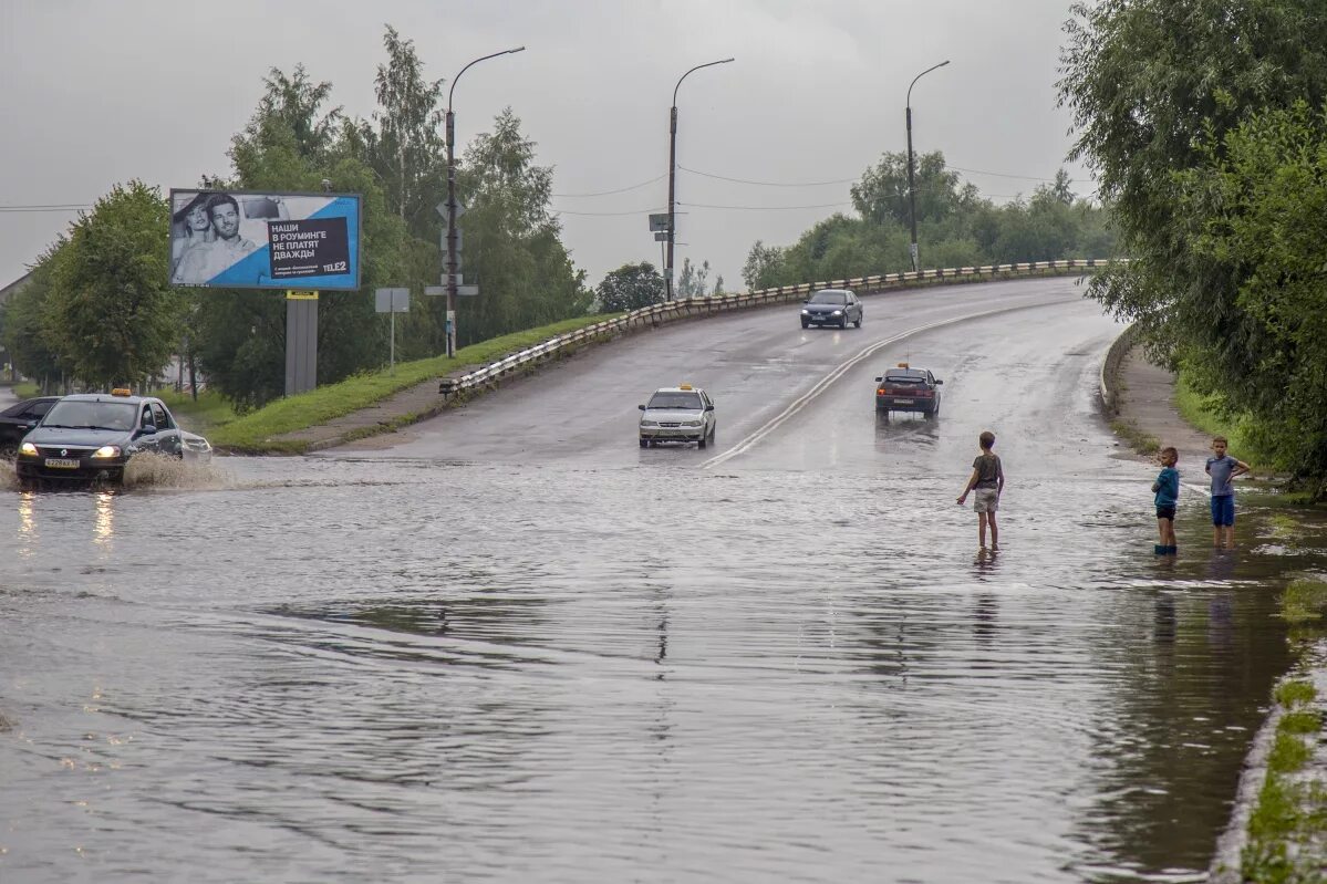 Погода в старых дорогах на 10. Подтопления в старой Руссе. Старая Русса наводнение 1966. Старая Русса подтопление. Наводнение в старой Руссе.