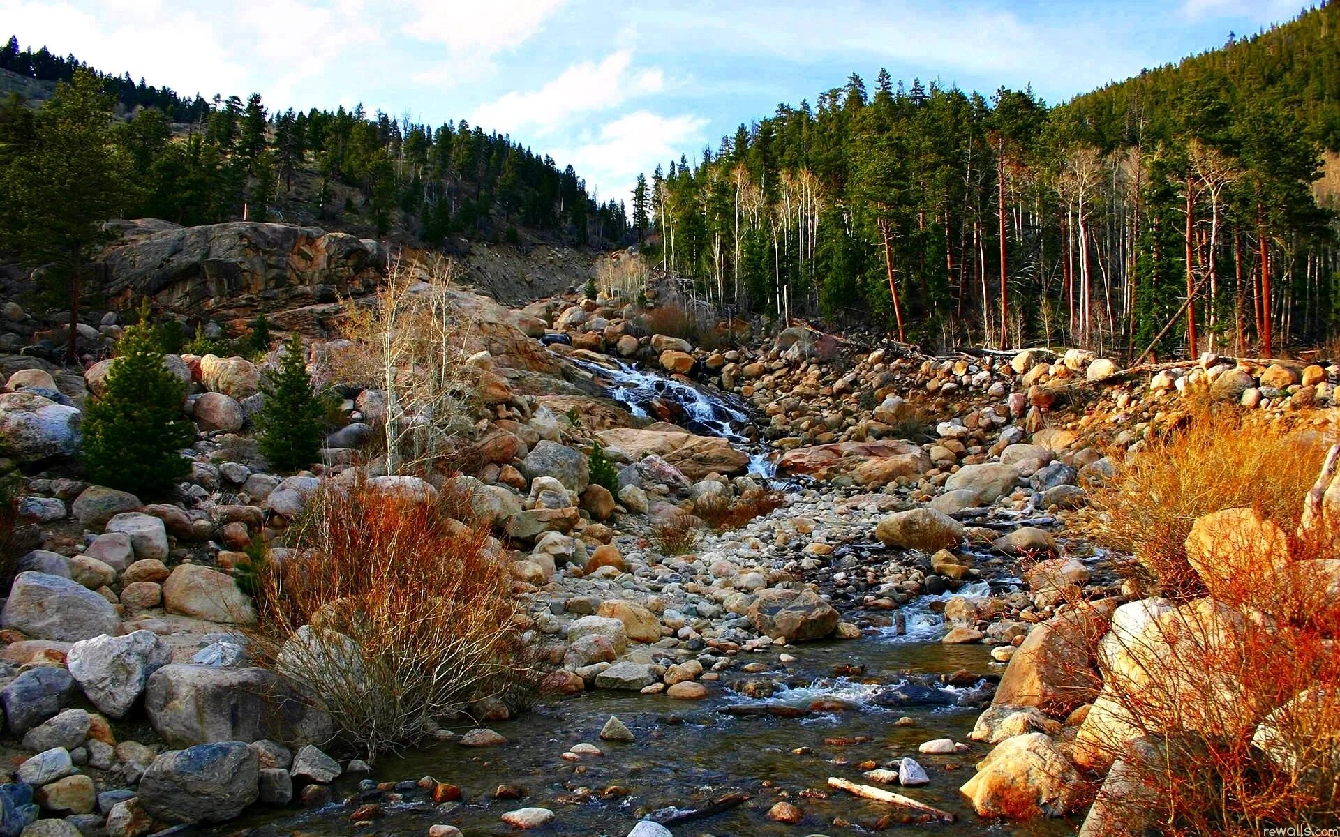 Горная каменная река