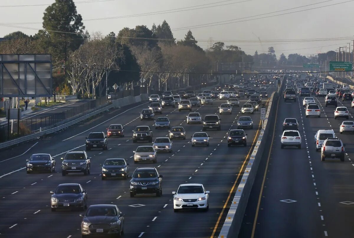 пробка машин. поток машин. пробка в сан паулу 2008. поток машин. много машин на дороге.