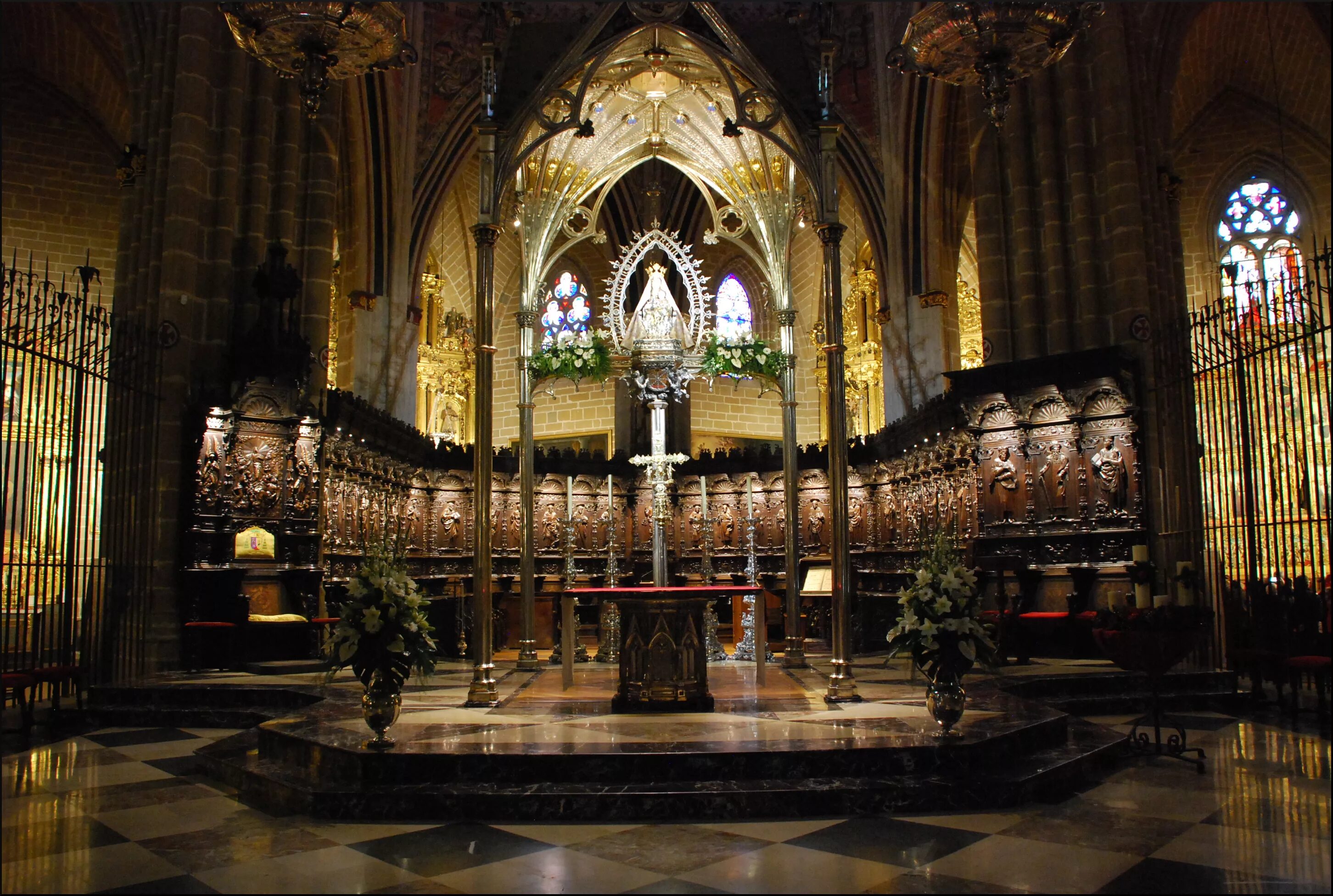 Готический собор в шартре. Век соборов кафедральных. Толедо собор святой марии. Бургос, испания. 17 век внутри.