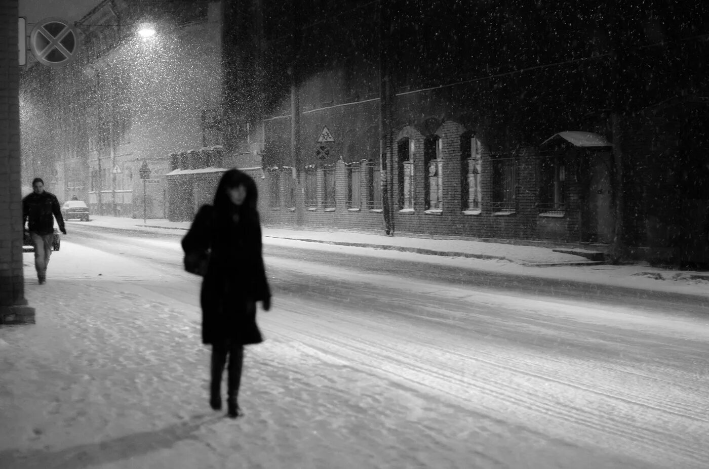 Бредя по улице. Девушка идет зимой. Девушка зимой ночью. Зима одиночество. Одиночество зимой.