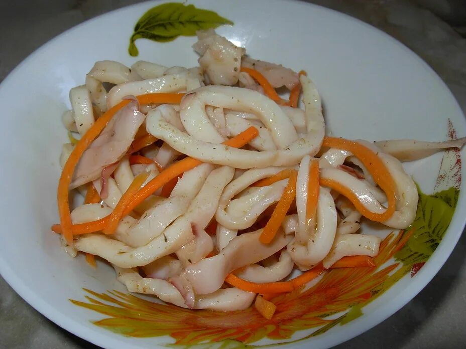 кальмар на второе. красивое блюдо из кальмара. блюда из кальмара на второе. фаршированный кальмар мишлен. блюда из кальмаров с гарниром и напитками.