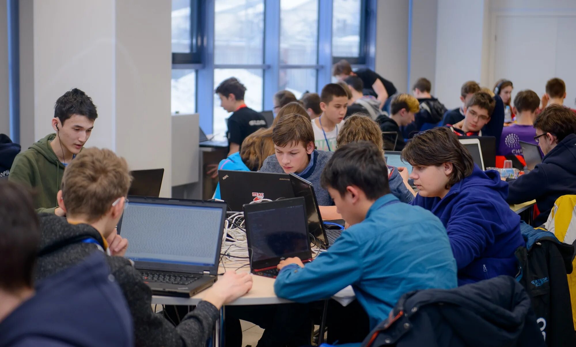 Программирование для школьников. Школьник программист. Занятия по программированию. Студенты программисты. Учеба по программированию.