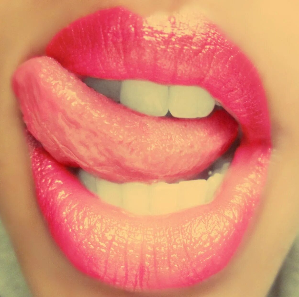 Девчачий язык. Девчачий язык. Пышные губы. Девчачий язык. Девчачий язык.