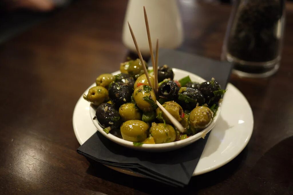 Мариновать маслины. Соленые оливки. Оливки на столе. Закуска с маслинами. Маринованные маслины.