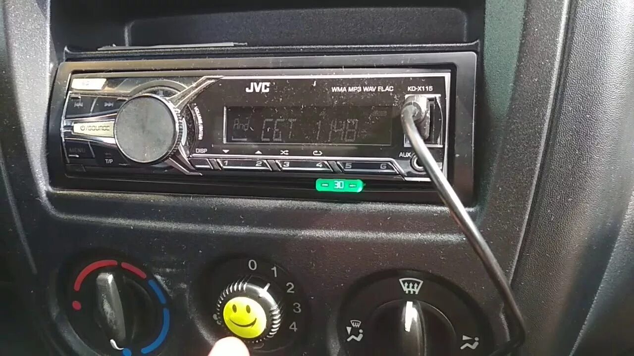 Aux input USB JVC. Автомагнитола JVC С блютузом и с шнуром по флешку. Старая автомагнитола в машине. Подключение автомагнитолы к телефону через USB. Магнитофон через телефон