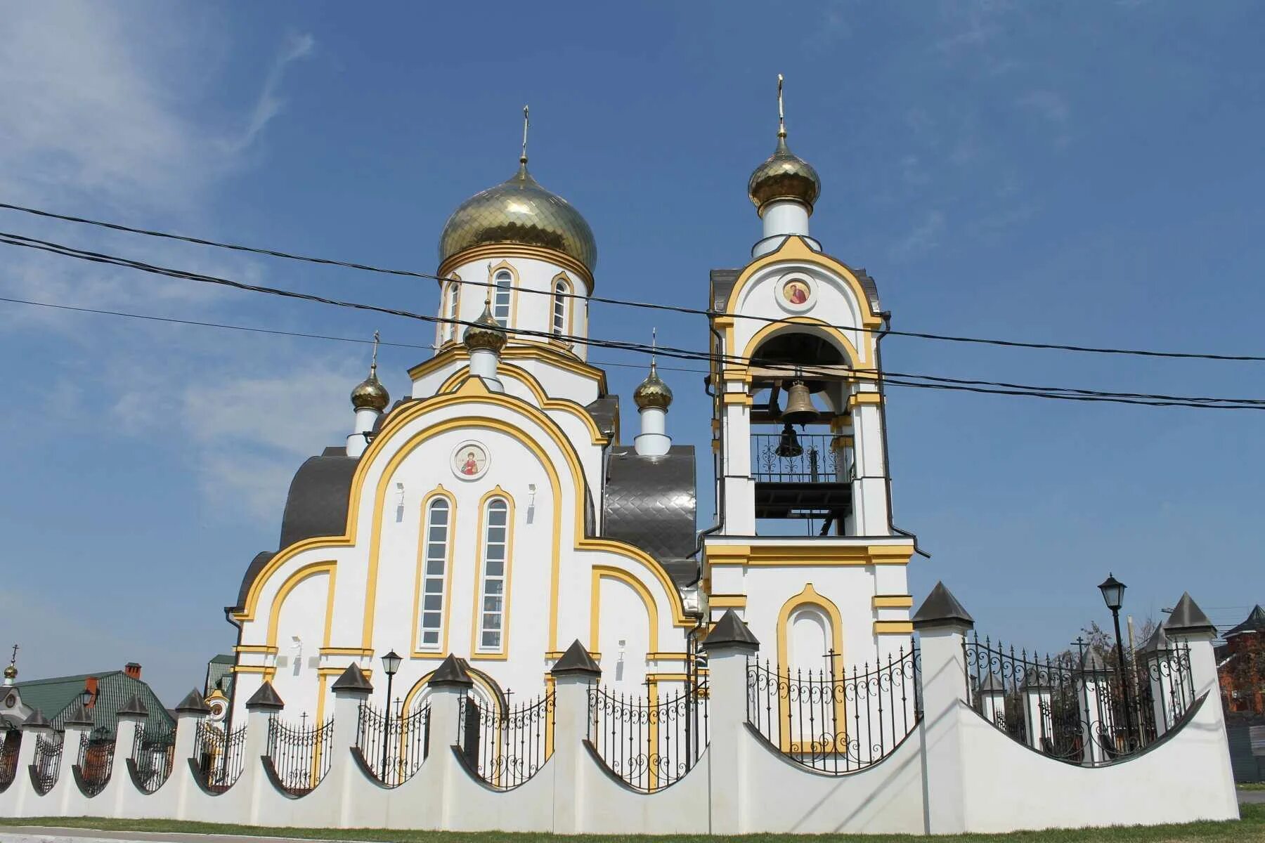 Храм курск сайты. Храм святых Царственных страстотерпцев (Москва). Храм Царственных страстотерпцев Курск. Храм святых Царственных страстотерпцев (Курск) храмы Курска. Храм страстотерпцев Ижевск.