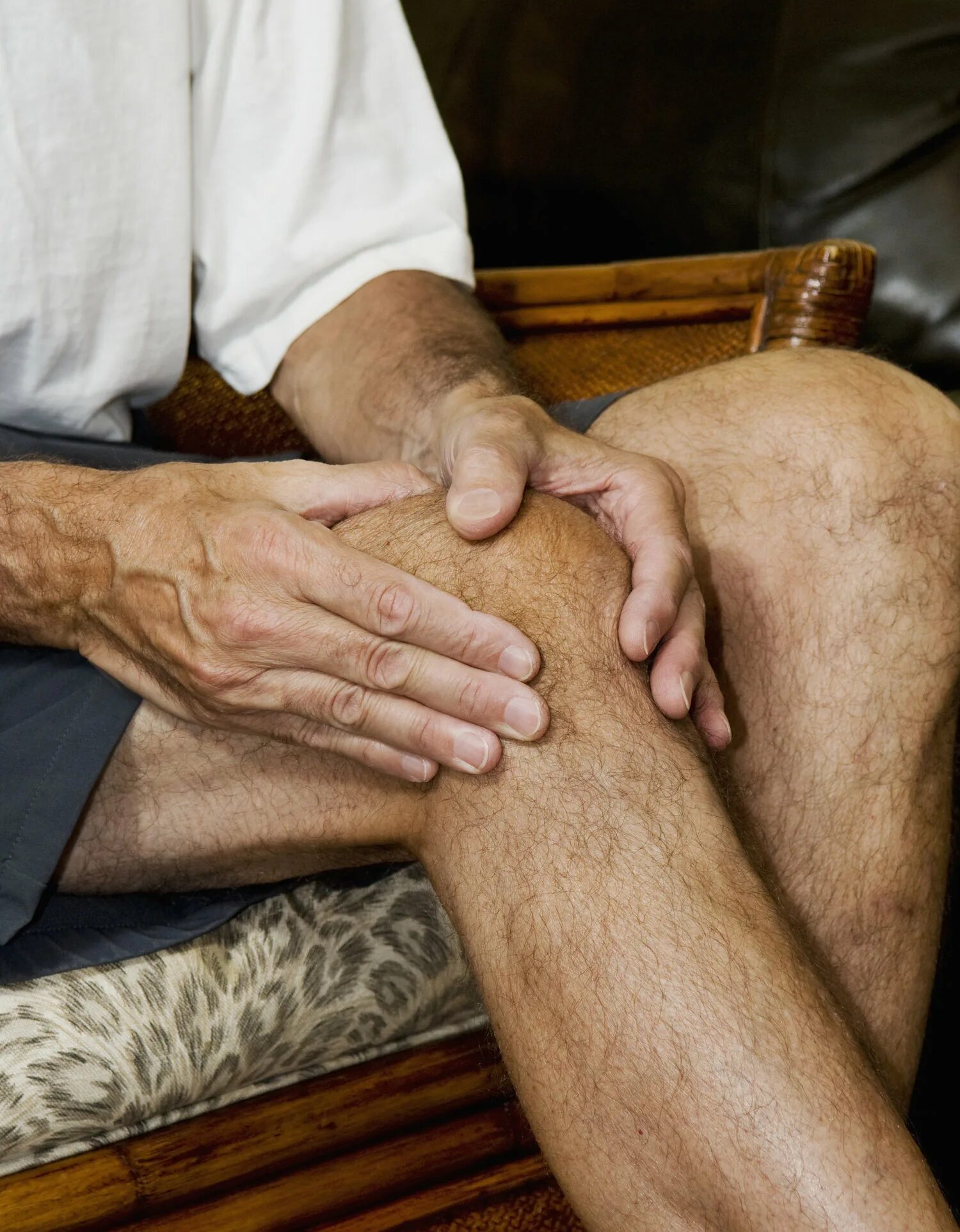 Больные суставы. Ноги пожилого человека. Боль в суставах. Лечение артрита суставов народными