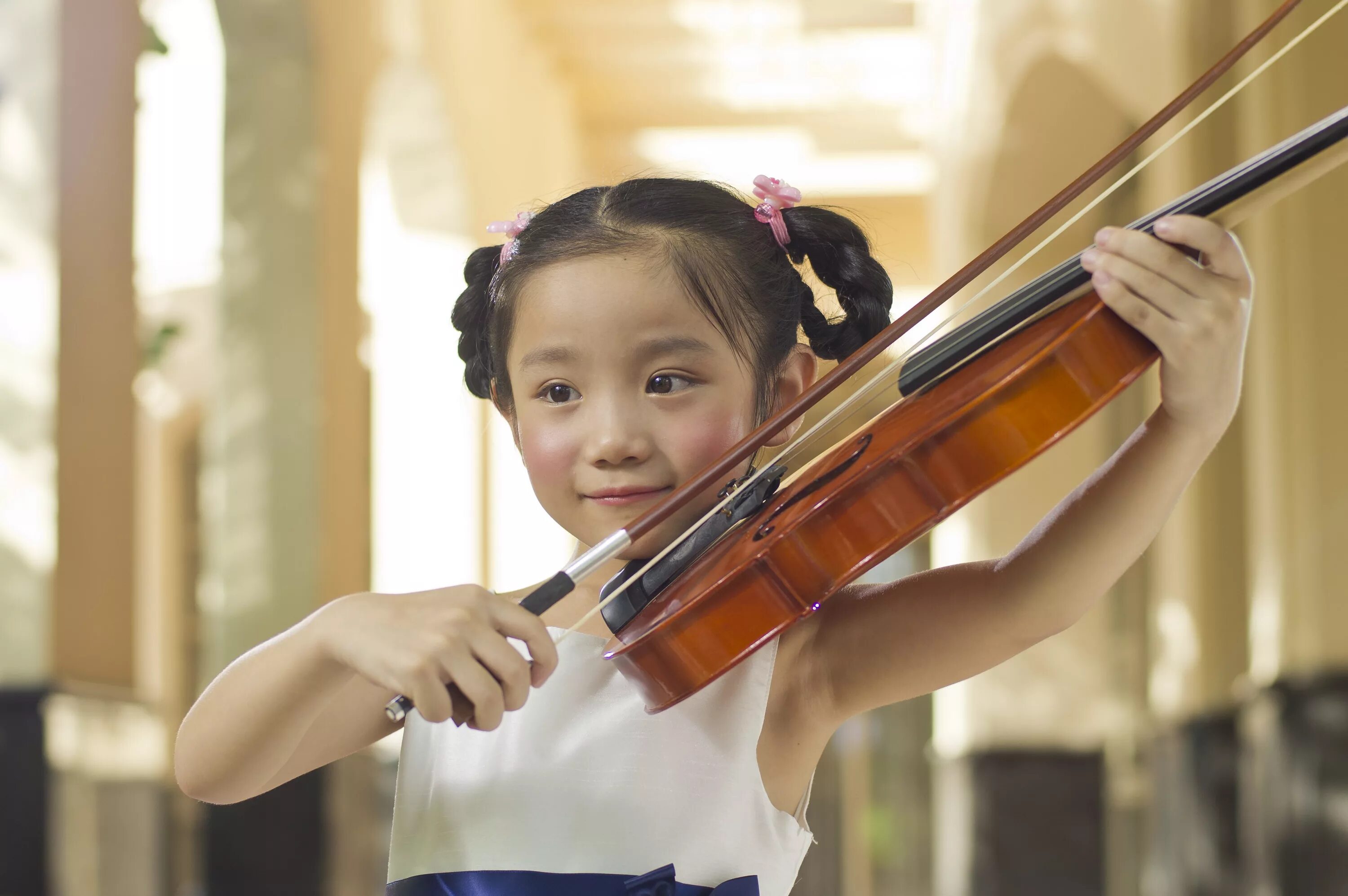 He plays the violin better. Ребенок играющий на скрипке. Скрипка для детей. Китайская скрипачка девочка. Девочка со скрипкой в муз школе.