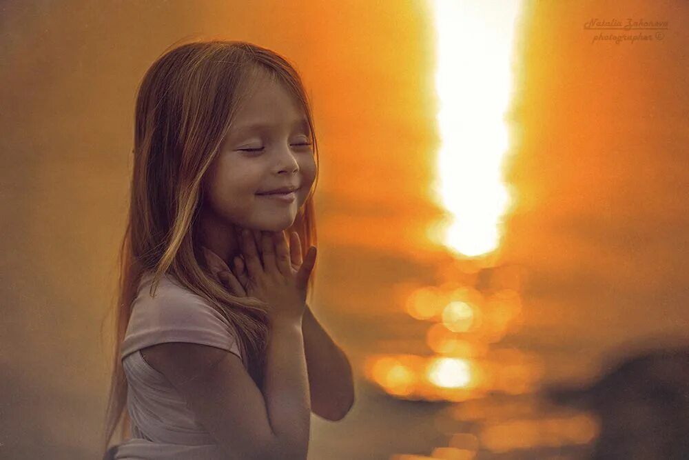 Благодарность эмоция. Девочка. Лучи солнца для детей. Что такое свет для детей.