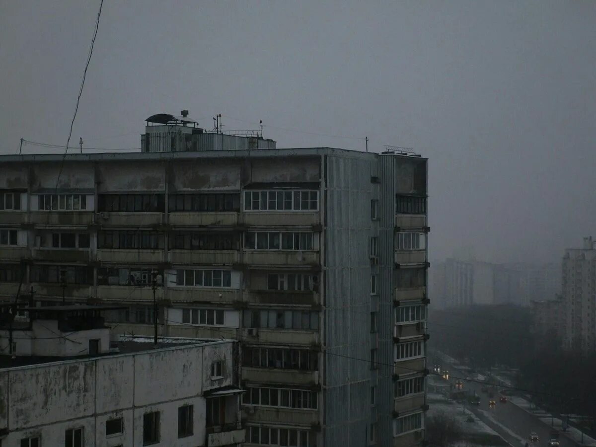 Серые дома полупустые города замотали мои. Панельки хрущевки депрессивные. Мрачные многоэтажки. Серые пятиэтажки. Грустные многоэтажки.