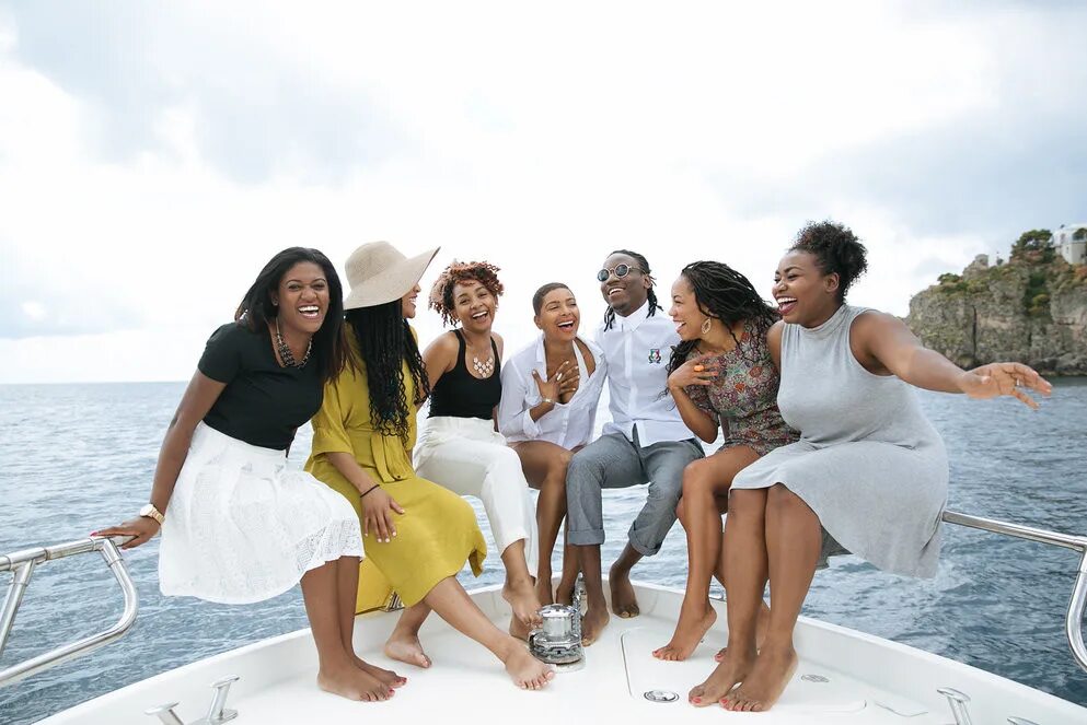 When most people travel. Happy black people travel. тревел блэк. черный трэвел блэк. тревел блэк фото.