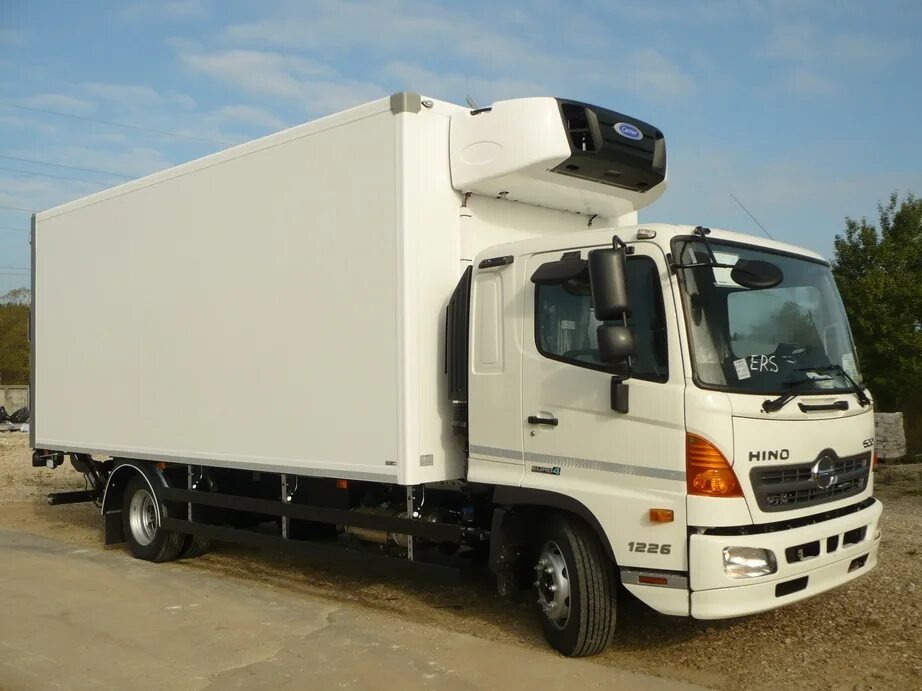 Сколько стоит грузовики 10 тонн. Hino 500 рефрижератор. Хино 300 рефрижератор 5т. Хино 500 рефрижератор 5 тонн. Хино 500 фургон.