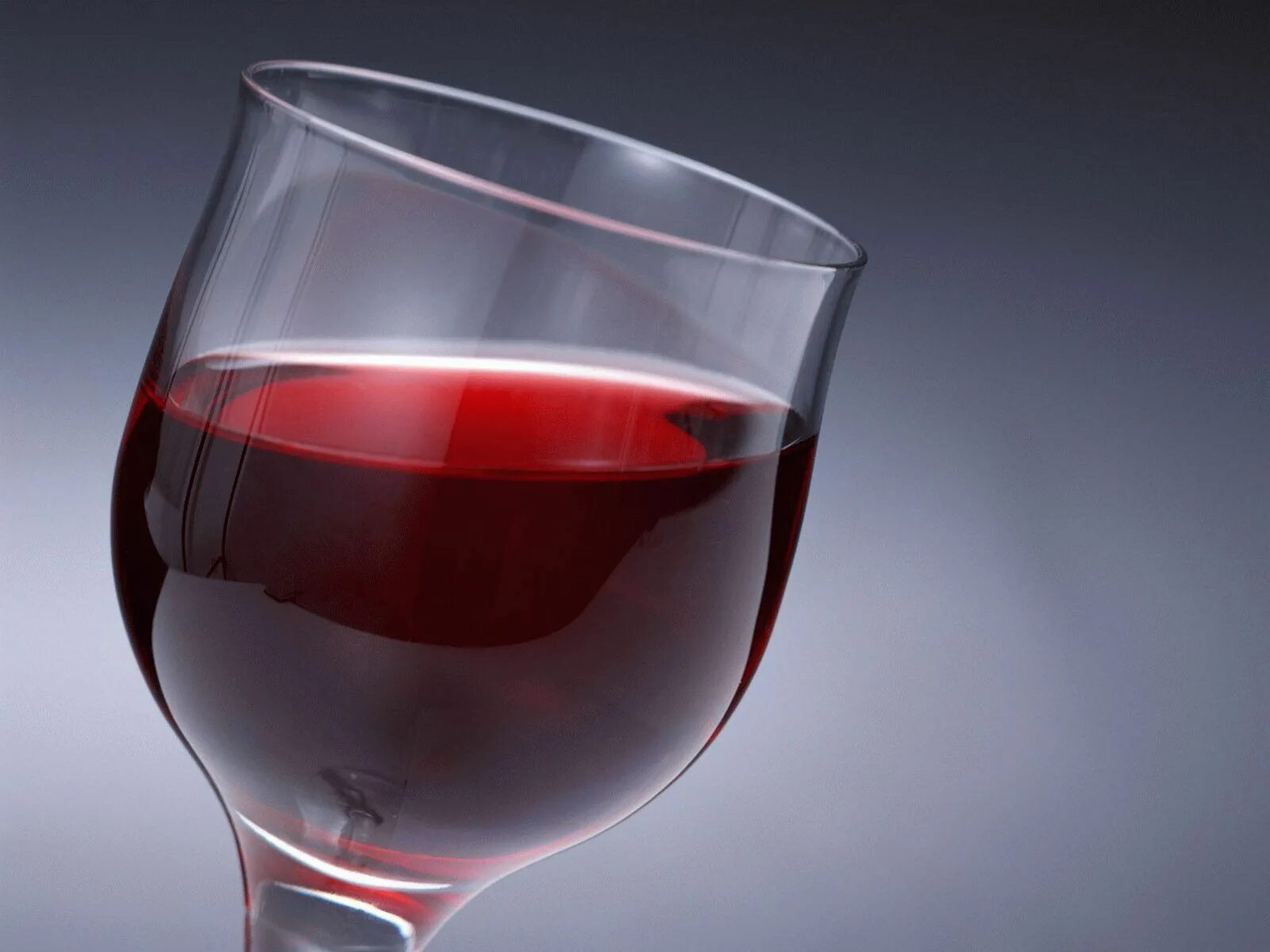 Сухое вино в крови. Бокал с вином. Красное вино в бокале. Фужер с вином. Бокал красного вина.