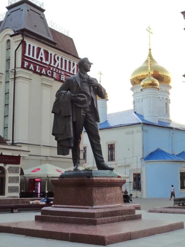 Казань памятник бауману. Памятники казани. памятник черта в казани. памятник у казанского вокзала в москве. руки памятник казань.
