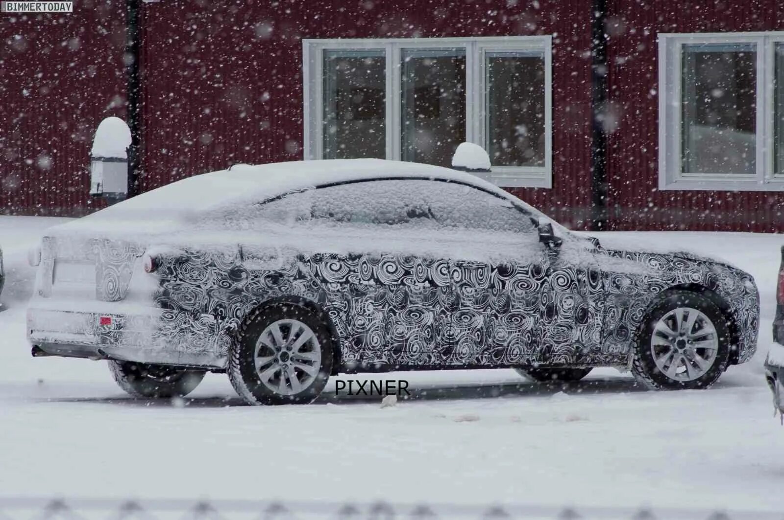 Тест снежок. БМВ 3 В снегу. БМВ x7 на снегу. BMW m8 в снегу. BMW 3 Coupe в сугроб.