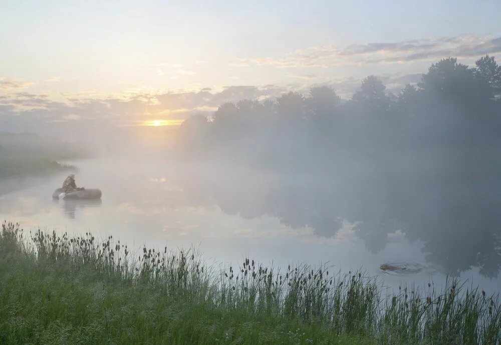 Дым в озерах. Туман на реке. Река туманная. Туман над рекой. Туман над речкой.