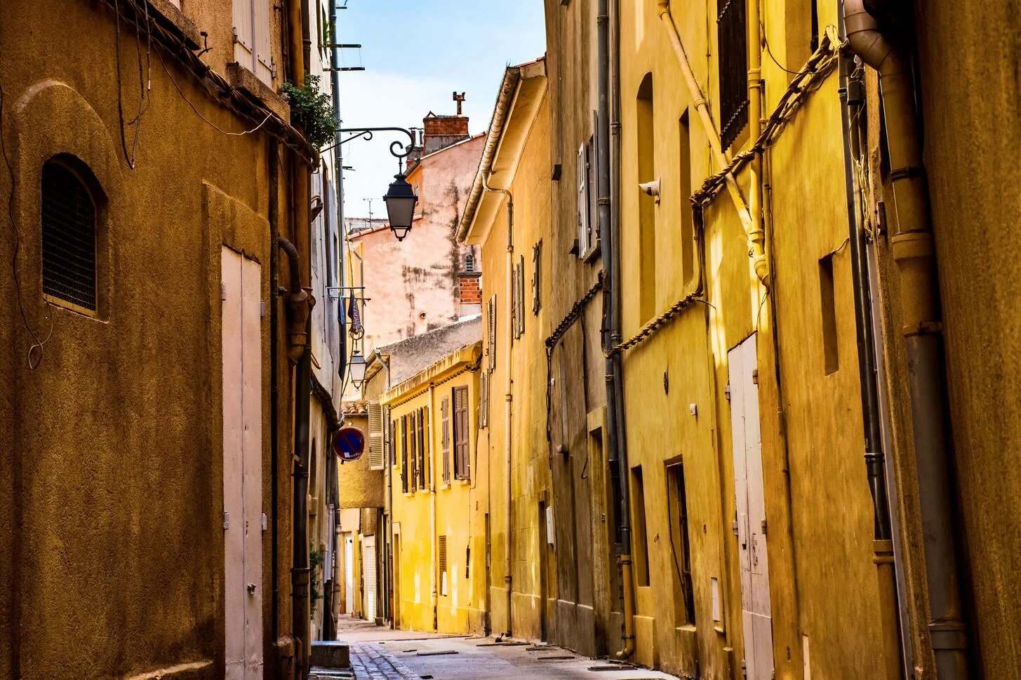 Узкие улочки Европы. Пустой переулок. Пустые улицы Индии. Франция.