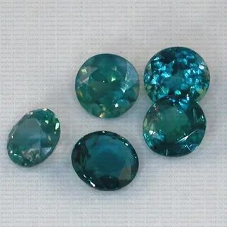 Красные синие зеленые камни