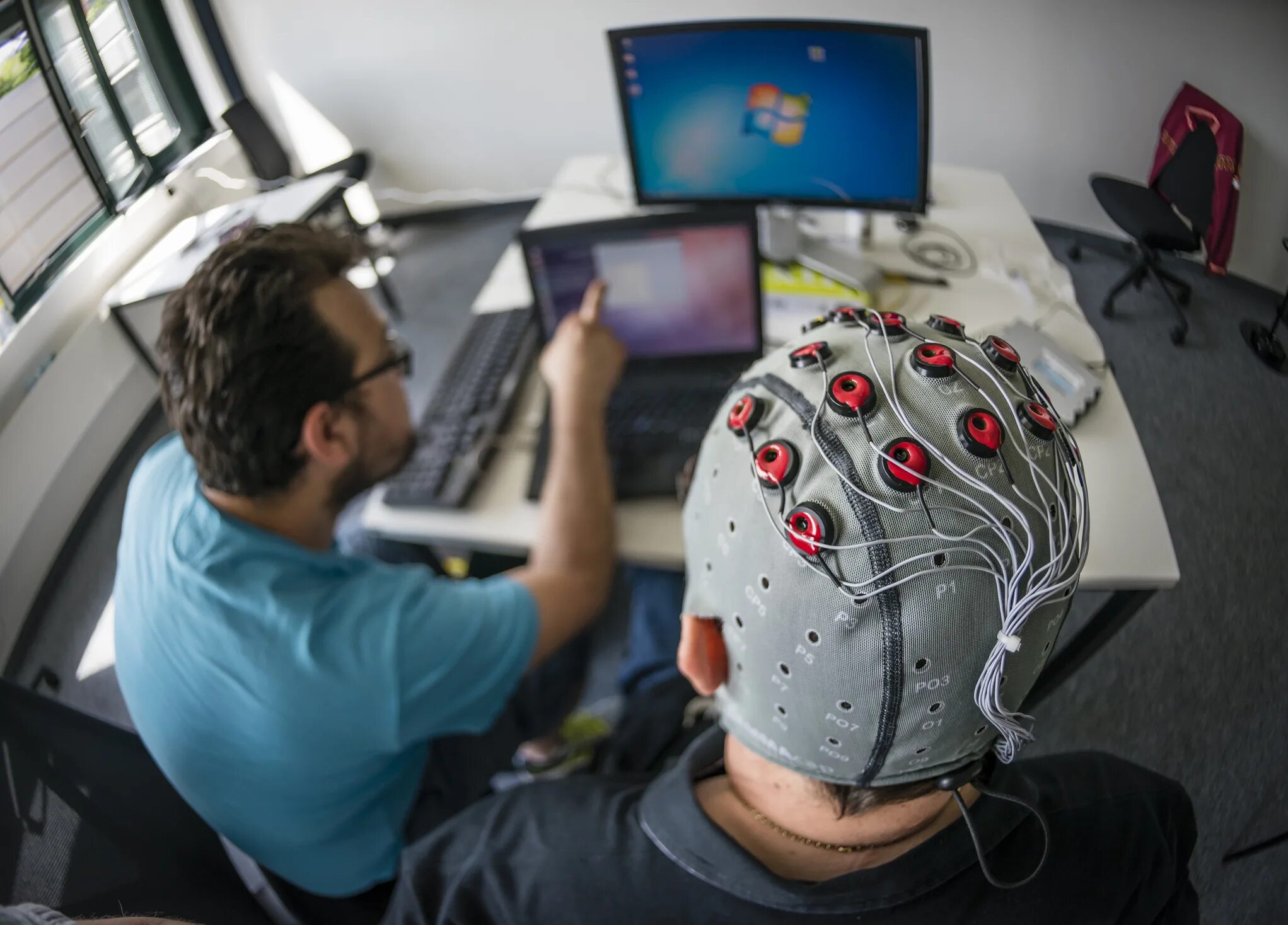 что такое технологии интерфейс компьютер мозг. нейрокомпьютерный интерфейс презентация. интерфейс «мозг – компьютер»: киборгизация. интерфейс мозг-компьютер. интерфейс между мозгом и компьютером.